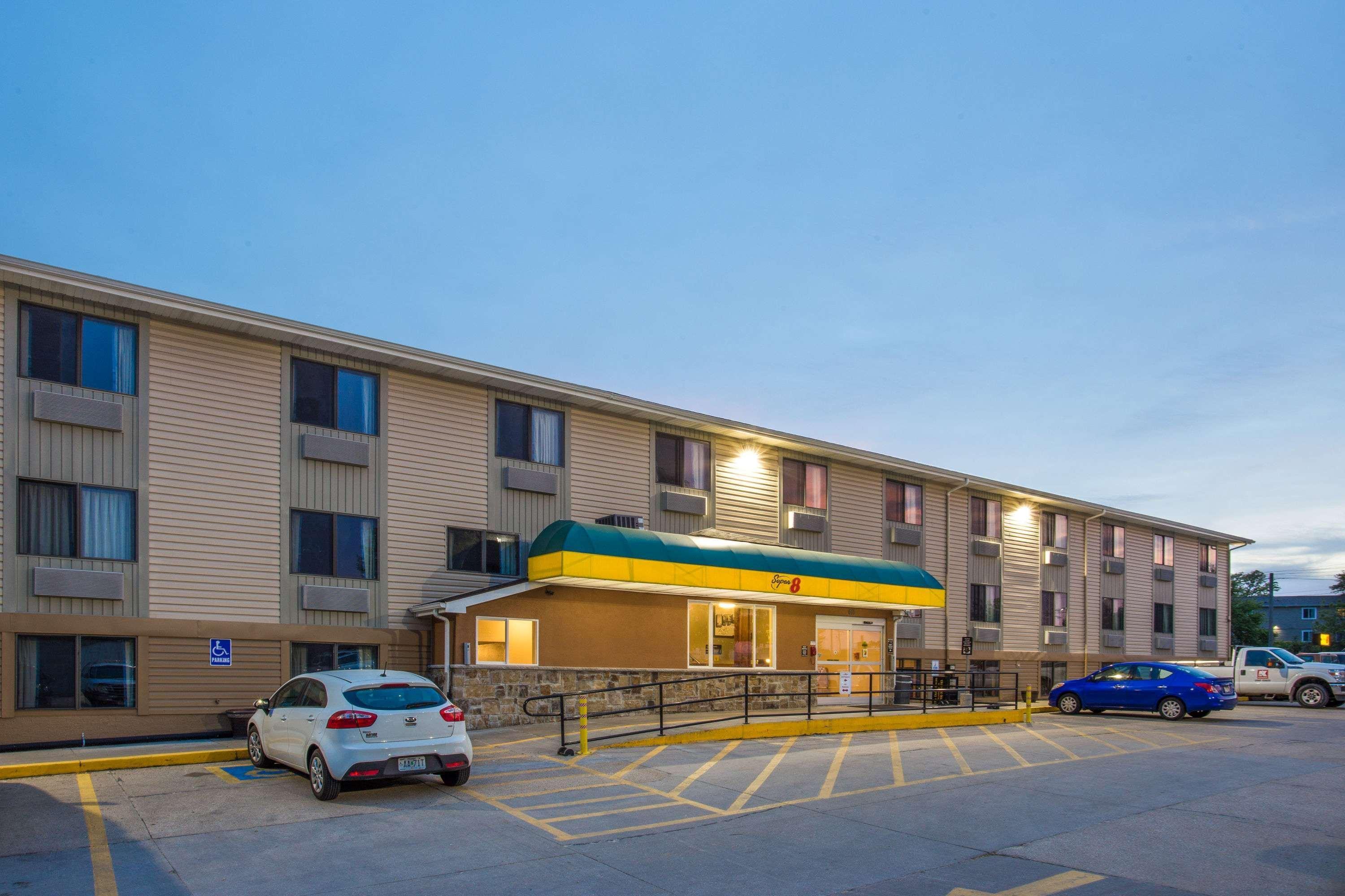 Super 8 By Wyndham Iowa City/Coralville Exterior photo