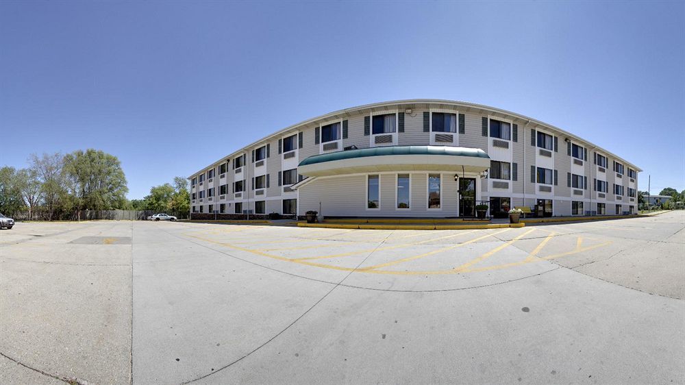 Super 8 By Wyndham Iowa City/Coralville Exterior photo